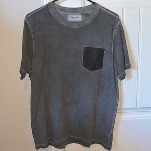 Men’s Medium Lions Crest Pocketed Tee